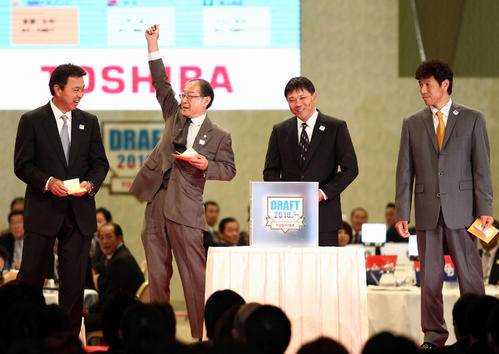 斎藤佑樹の交渉権を獲得した日本ハム藤井純一球団社長はガッツポーズ（2010年10月28日撮影）