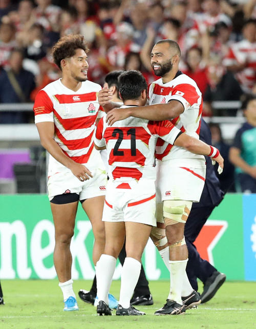 スコットランド戦の試合後、田中（中央）と喜びを分かち合うリーチ（右）。左は山中（10月13日撮影・狩俣裕三）
