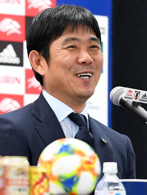 U－22日本代表のメンバー発表で、記者の質問に笑顔で答える森保監督（2019年11月5日撮影）