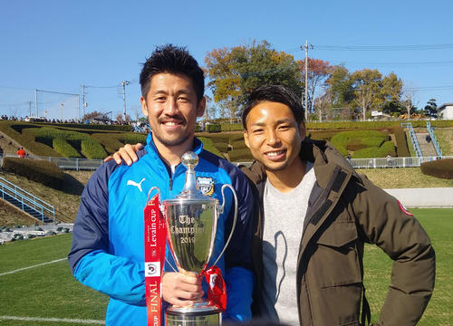 今季の解散式で、ルヴァン杯のカップを掲げ記念撮影をする川崎FのGK新井（左）と小林