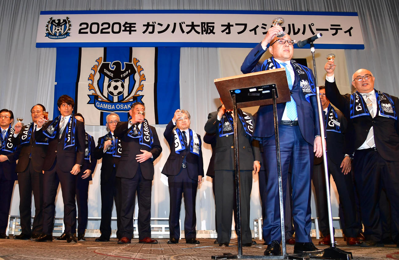G大阪オフィシャルパーティーの完勝セレモニーで乾杯する宮本監督（左から3人目）ら（撮影・清水貴仁）
