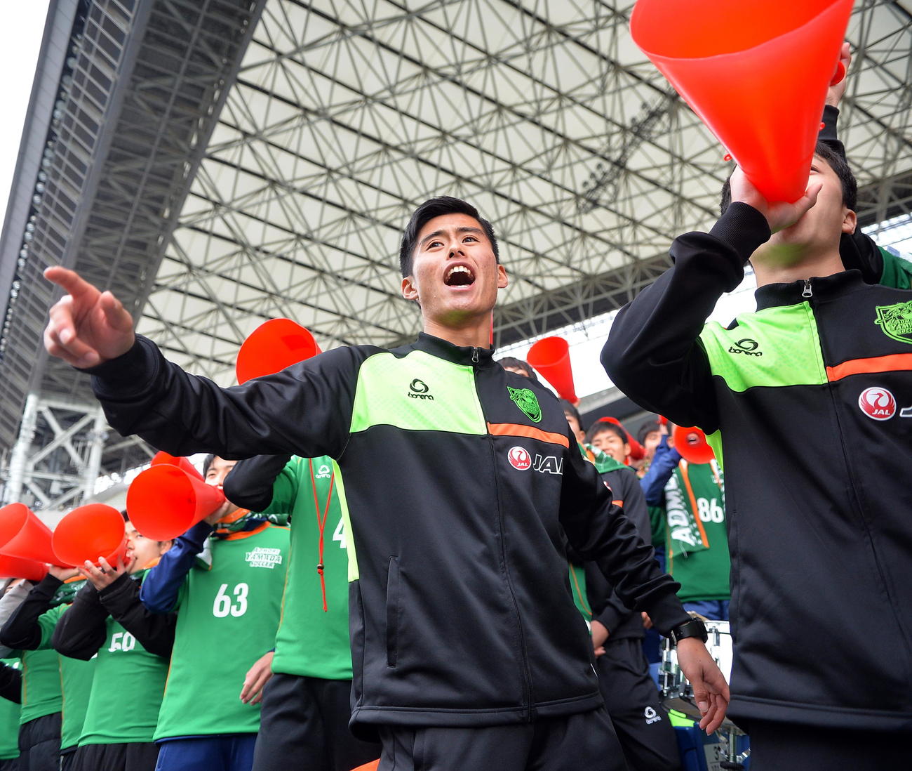 1月の全国高校サッカー選手権で仲間に声援を送る青森山田・海老原（撮影・鎌田直秀）
