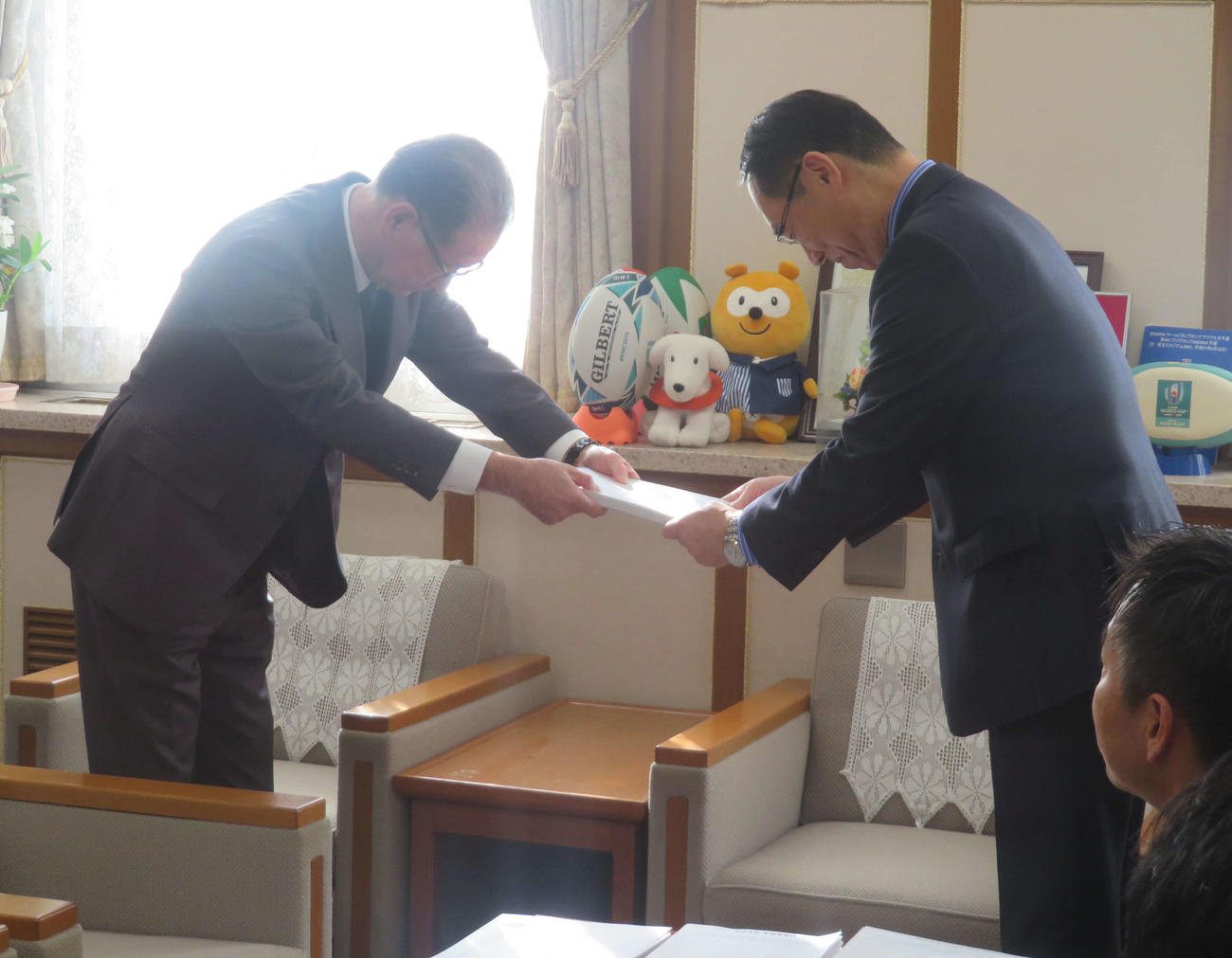 2万人以上集まった埼玉スタジアム駅設置の要望署名を埼玉県の大野知事（右）に提出する浦和の立花社長