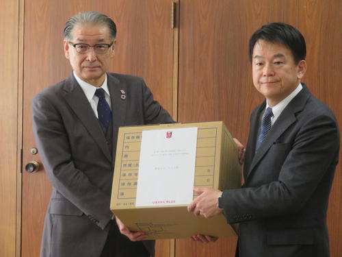 さいたま市の清水市長（右）に2万3000人以上も集まった署名を提出する浦和の立花社長