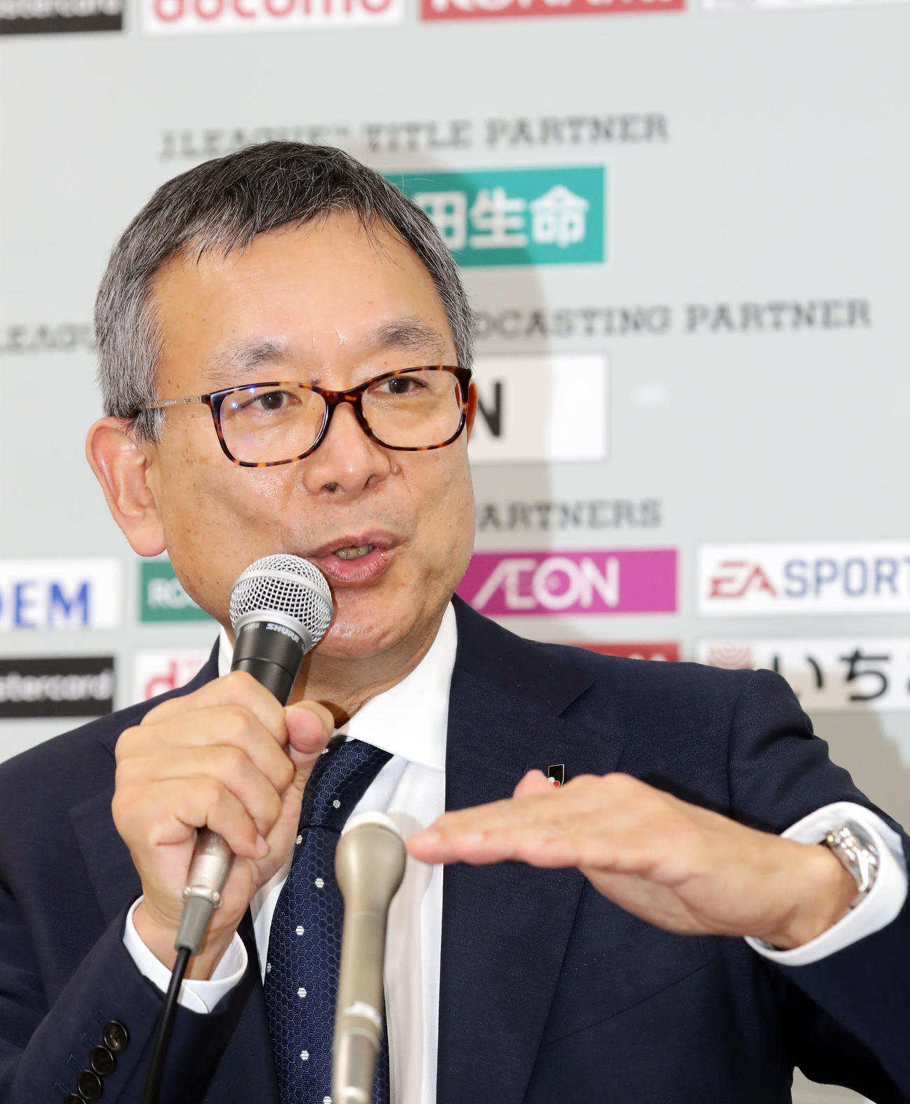 3月12日、第3回「新型コロナウィルス対策連絡会議」を終え会見する村井チェアマン