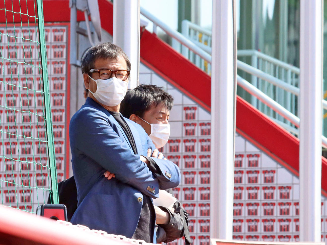 練習を見守る札幌の野々村芳和社長（手前）（2020年4月4日撮影）
