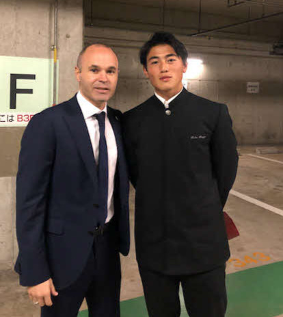 イニエスタ（左）と記念写真に納まる沖吉大夢さん（本人提供）