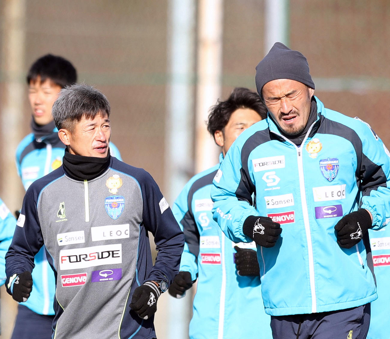 並んでランニングする横浜FC時代の大久保哲哉（右）とカズ（2017年1月23日撮影）