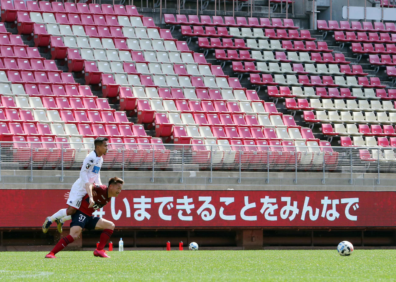 20年3月、無観客で行われた試合で札幌MFチャナティップ（左）とで競り合う鹿島MF小泉
