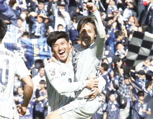 2月23日、北九州戦で先制ゴールを決めて喜ぶ福岡FW遠野大弥（右）