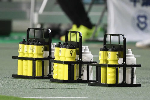 千葉対大宮 共用を避けるため、番号が記された給水ボトル(撮影・横山健太)