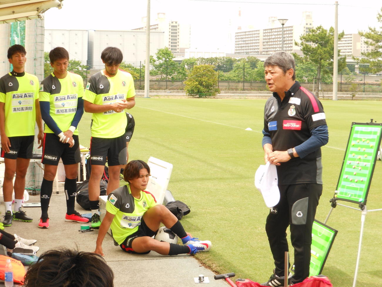 練習試合前にゲキを飛ばすJFL高知ユナイテッドSCの西村昭宏監督（右）
