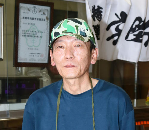Jリーグ通常開催時、カシマスタジアム内の鹿島食肉事業協同組合で「モツ煮」を販売している笹本精肉店の笹本さん（撮影・足立雅史）