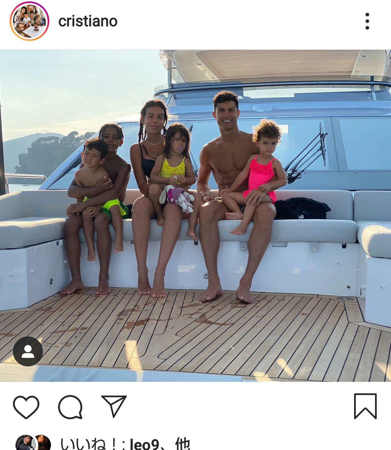 豪華ヨットで4人の子供、恋人のジョージナ・ロドリゲスさん（左から3番目）と余暇を楽しむクリスティアーノ・ロナウド（同5番目＝ロナウドのインスタグラムより）