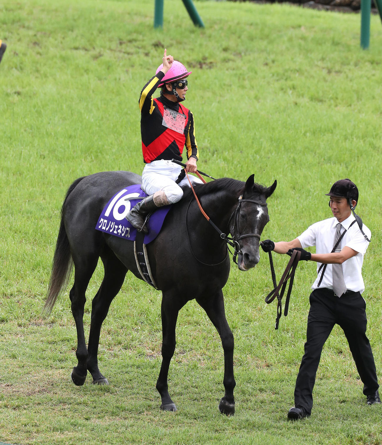 宝塚記念を制し、鞍上で1番ポーズをみせる北村友騎手（2020年6月28日撮影）