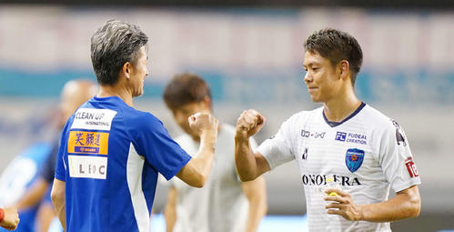 横浜FC・FWカズ（左）とタッチをかわすDF伊野波（2020年8月5日撮影）
