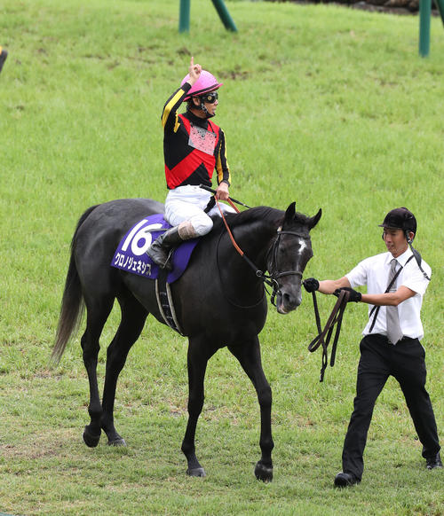 宝塚記念を制し、鞍上で1番ポーズをみせる北村友騎手（2020年6月28日撮影）