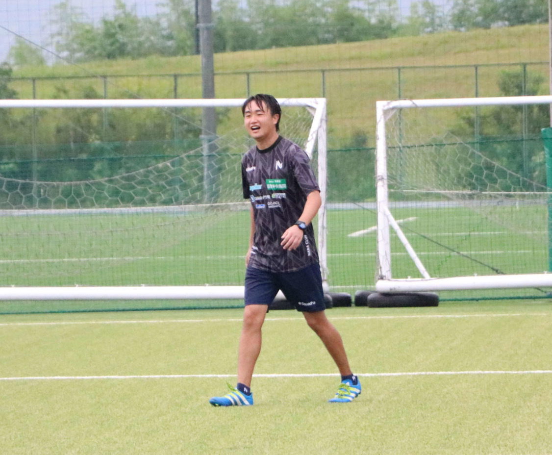 練習に参加する奈良クラブの林監督（撮影・南谷竜則）