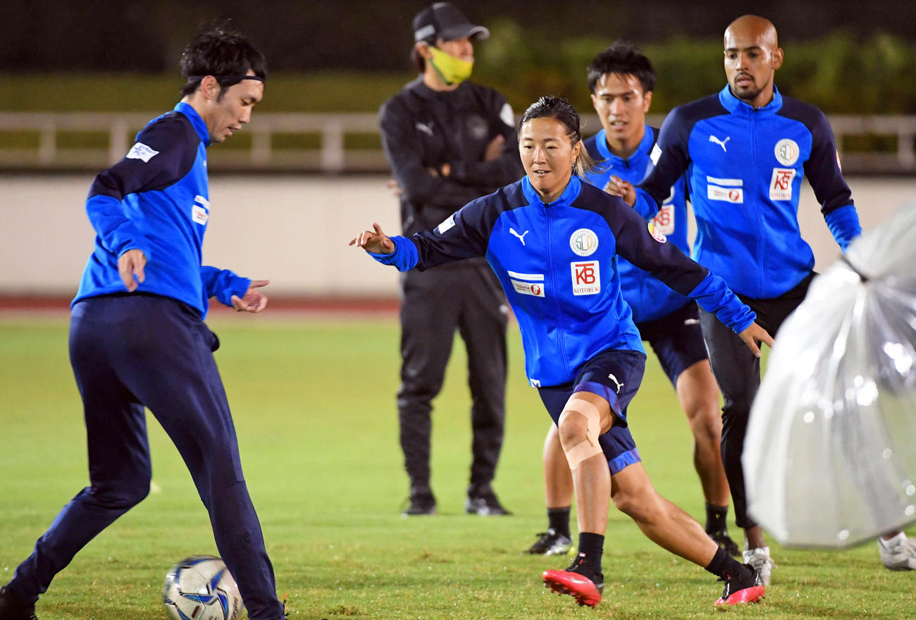サッカー神奈川県2部男子チーム「はやぶさイレブン」公開練習　公開練習前で軽快な動きを見せる元女子日本代表FW永里優季（中央）（2020年9月23日撮影）