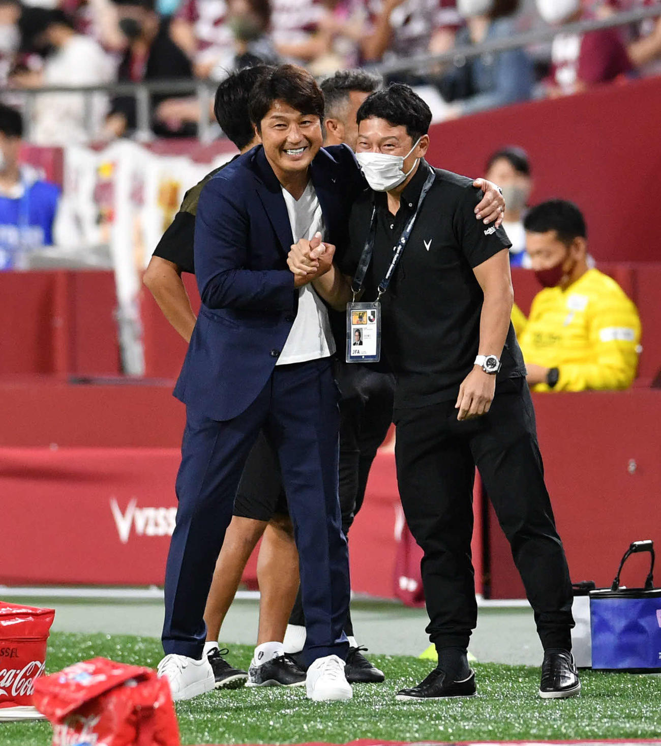 9月26日、札幌戦で監督就任初戦を勝利で飾り、笑顔を見せる神戸三浦監督（左）