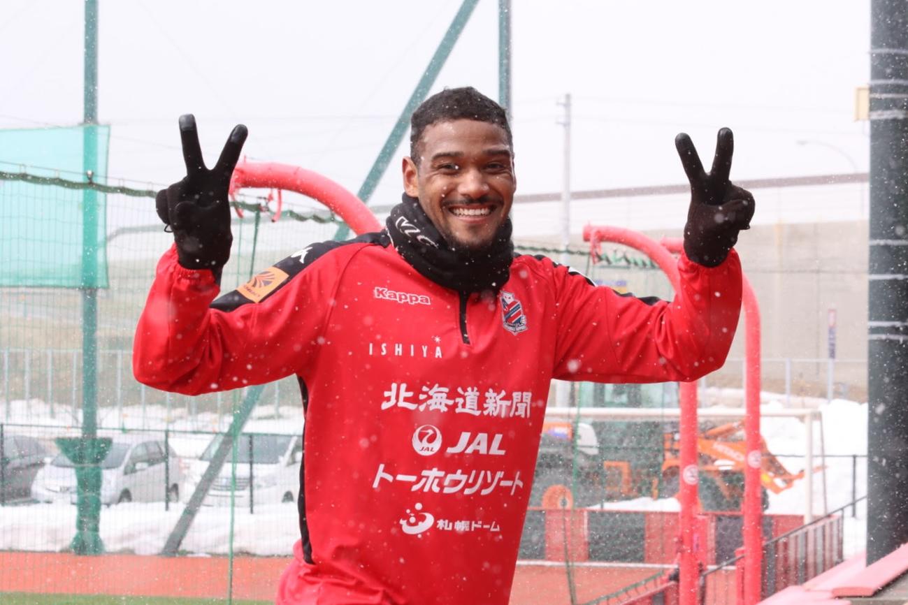 カメラに気づいてピースする札幌FWドウグラス（2020年3月撮影）