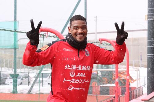 カメラに気づいてピースする札幌FWドウグラス（2020年3月撮影）