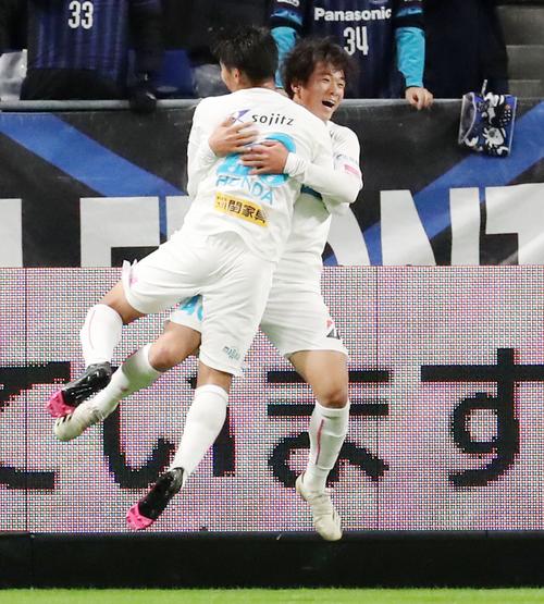 先制ゴールを決め笑顔でイレブンたちと抱き合う鳥栖FW相良竜之介（2020年11月29日撮影）