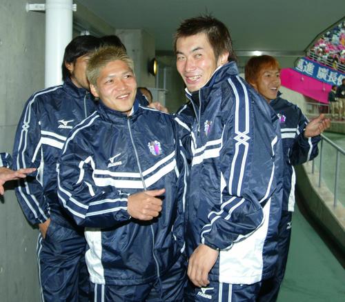 西沢明訓（右）はゲーム後、出場停止のFW大久保嘉人から「やりすぎですよ」と冷やかされていた（2003年11月24日撮影）
