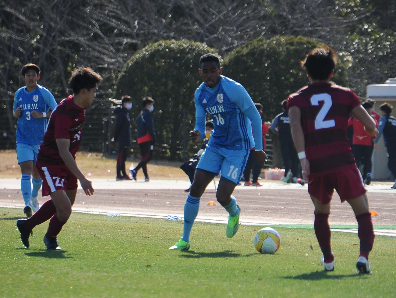 21年1月7日、アタリマエニ杯1回戦で新潟医療福祉大（青）と対戦する四国学院大（赤）