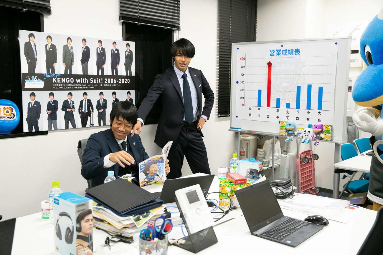 川崎F・MF三笘（中央）の振り切った演技に、中村憲剛氏も笑いをこらえられない（クラブ提供）