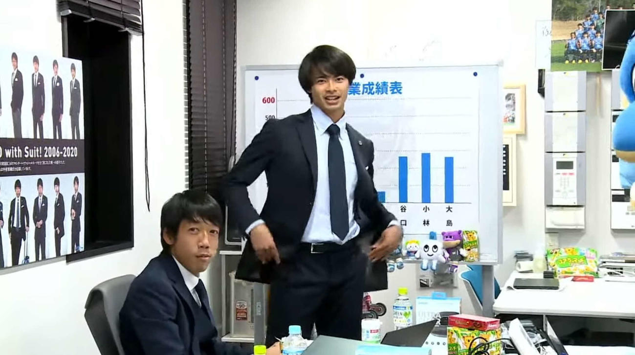川崎F・MF三笘（右）はスーツ姿で郷ひろみに負けないターンを決めた。左は中村憲剛氏（公式YouTubeより）