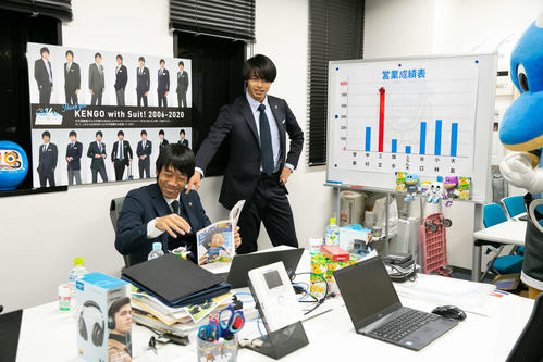 川崎F・MF三笘（中央）の振り切った演技に、中村憲剛氏も笑いをこらえられない（クラブ提供）