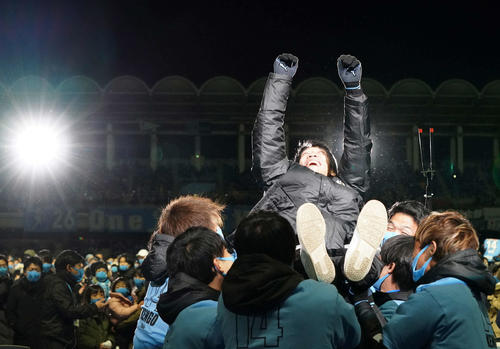 チームメートから胴上げされる中村憲剛さん(2020年12月21日)