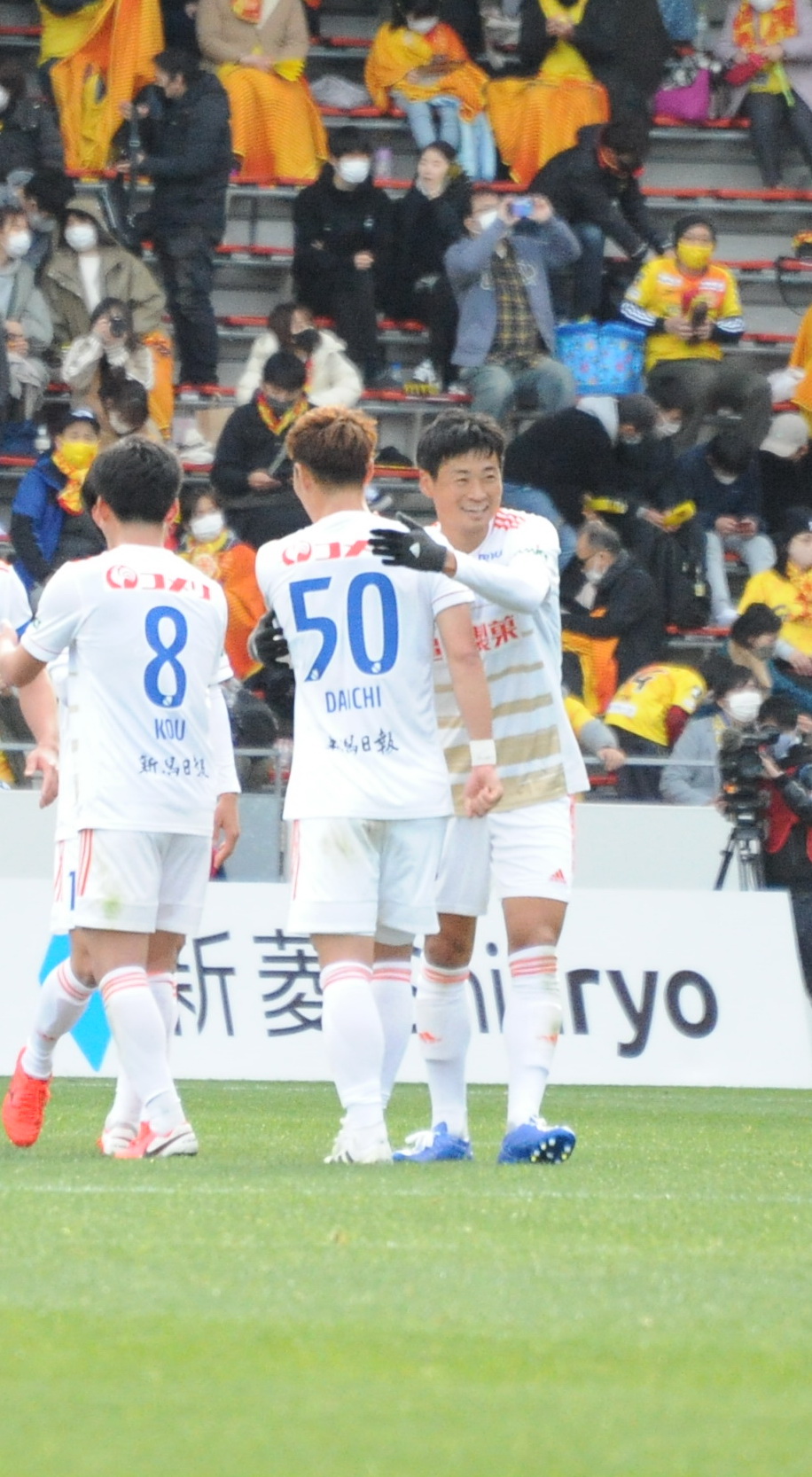 21年2月27日、チームメートと勝利を喜ぶ新潟DF千葉（右）