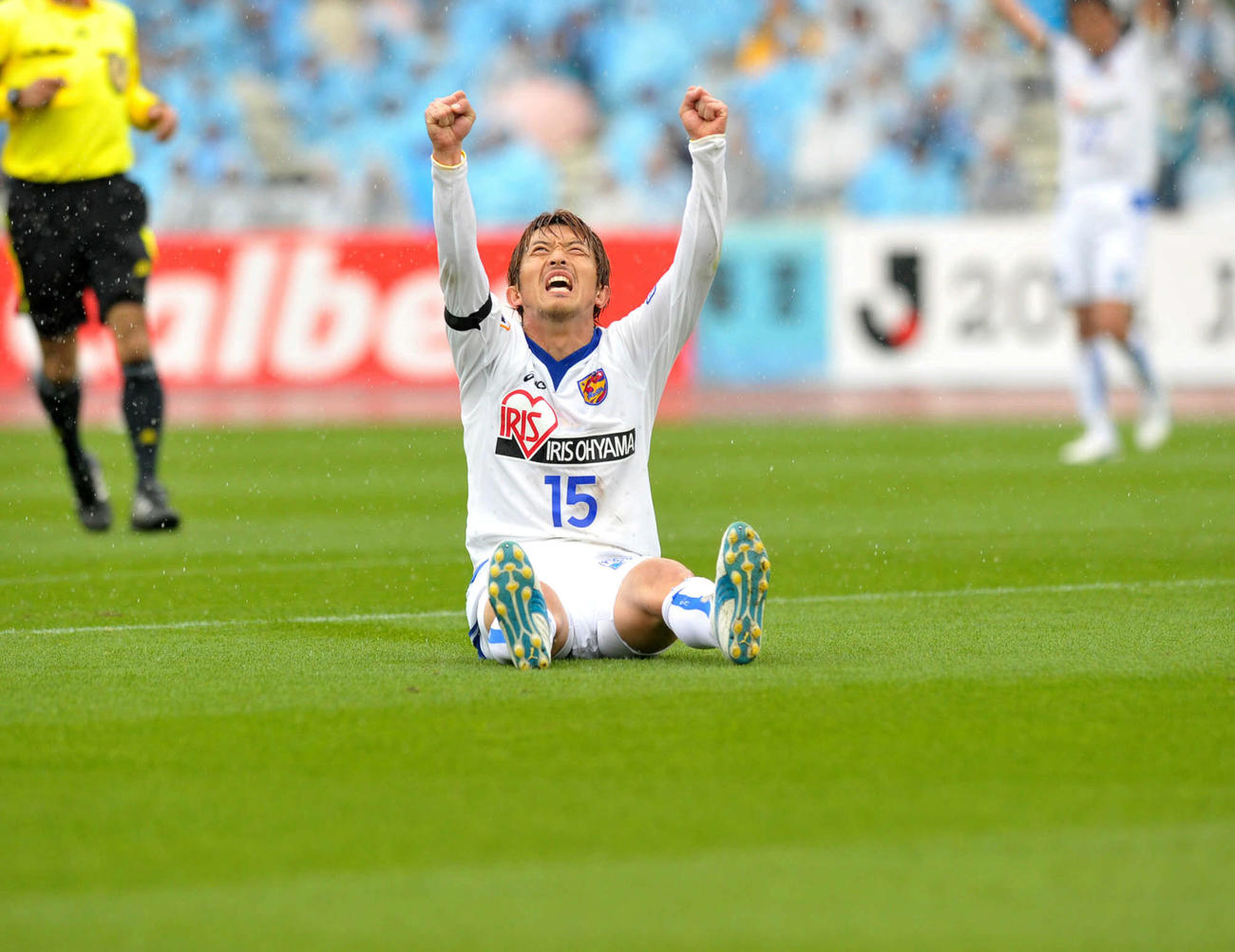 11年4月23日、川崎F対仙台　後半28分、同点ゴールを決め、天を仰ぎながら両腕を突き上げる仙台FW太田