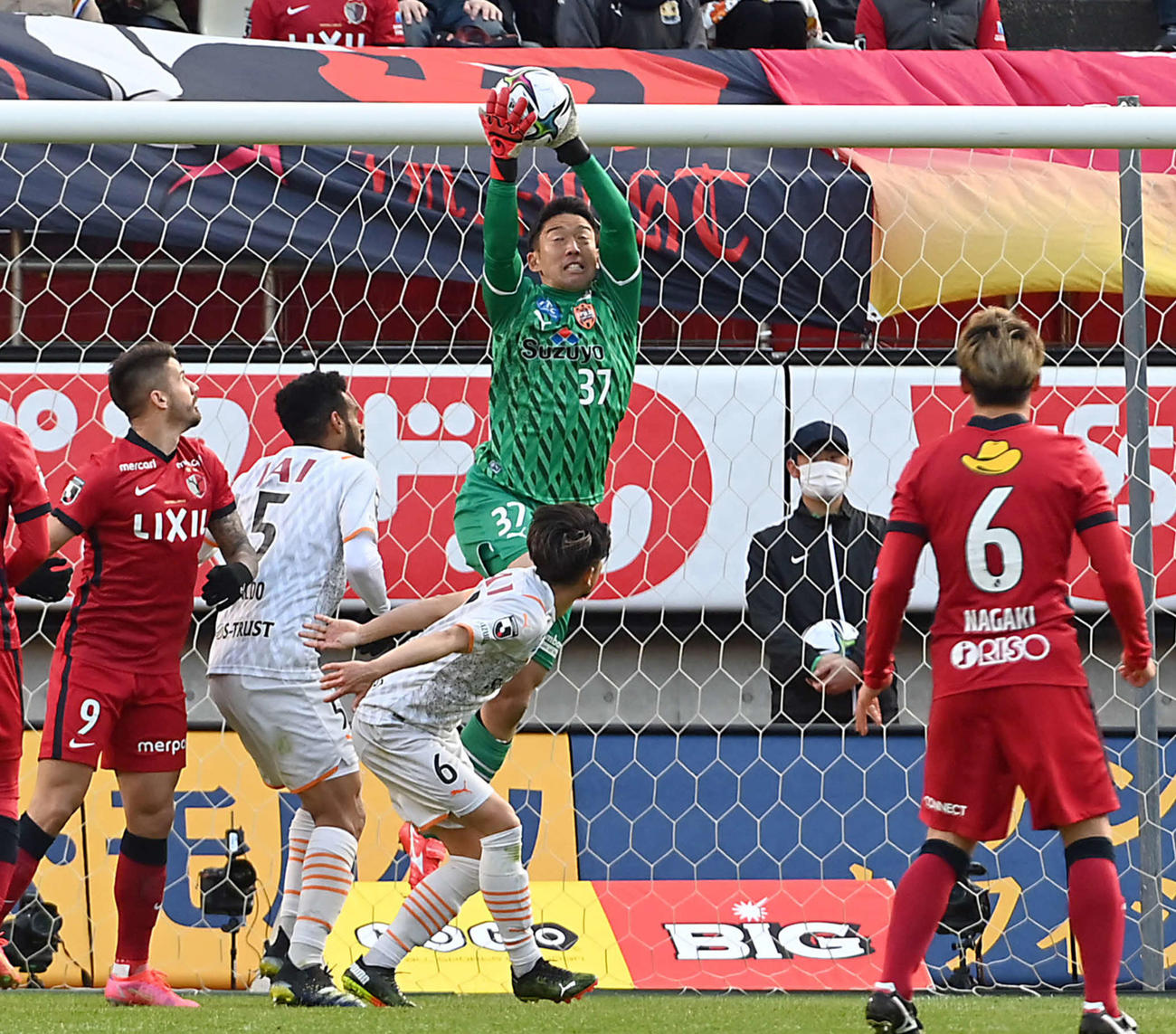 鹿島対清水　後半、好セーブを見せる清水GK権田（2021年2月27日撮影）