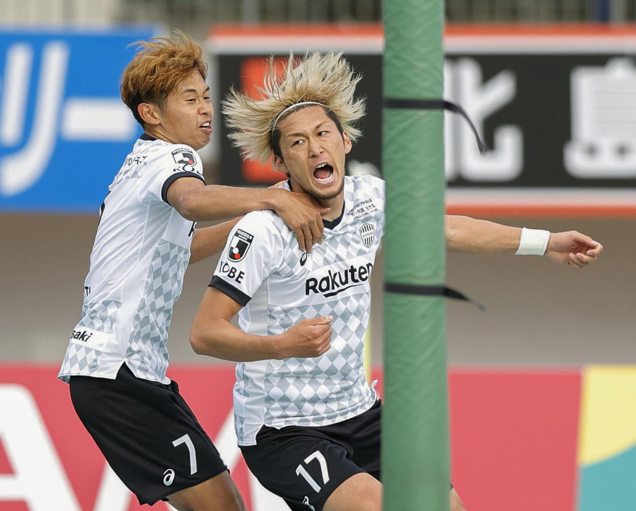 6日の徳島戦で同点ゴールを決める神戸DF菊池（右）（共同）