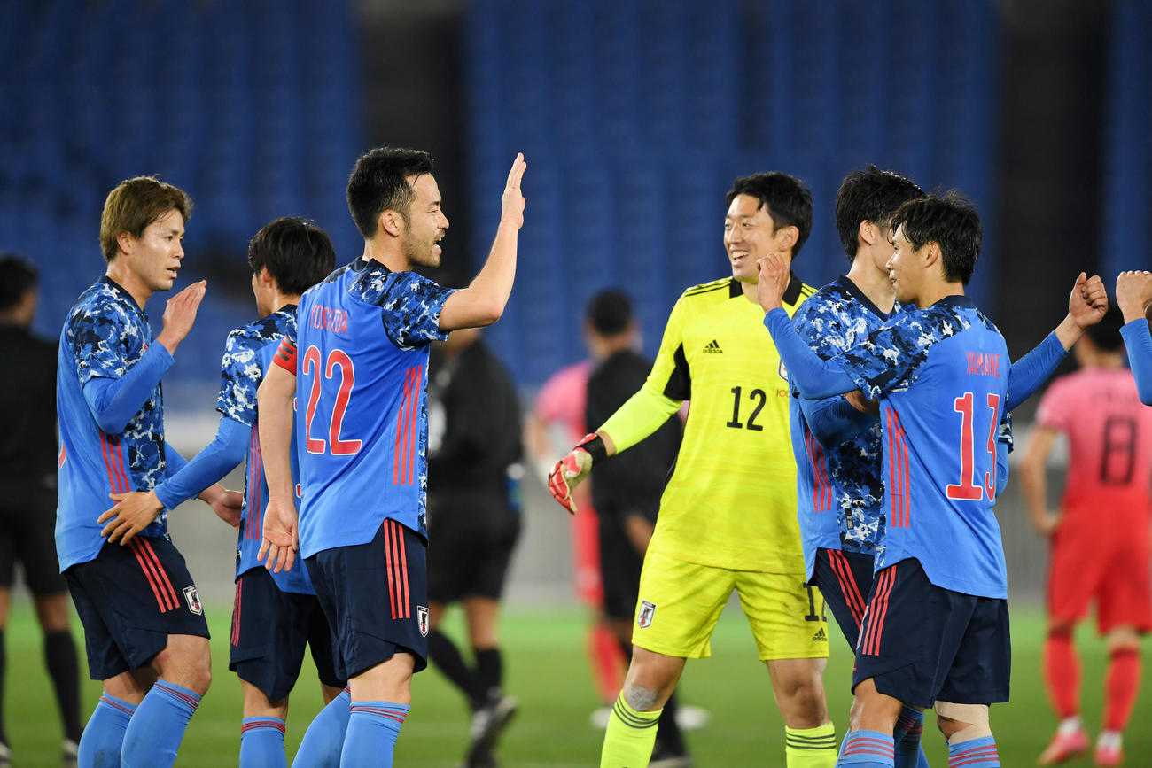 日本対韓国　韓国に勝利しタッチを交わす吉田麻也ら日本代表の選手たち（2021年3月25日撮影）