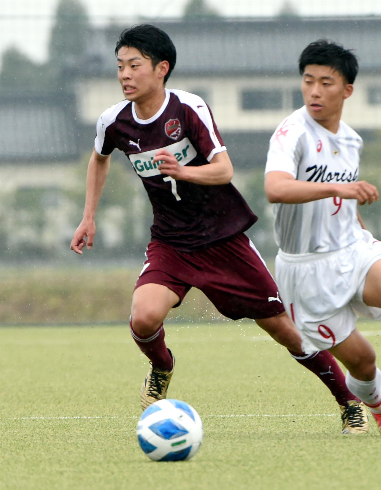尚志対盛岡商　尚志で2年時から主力を担うMF新谷（左）