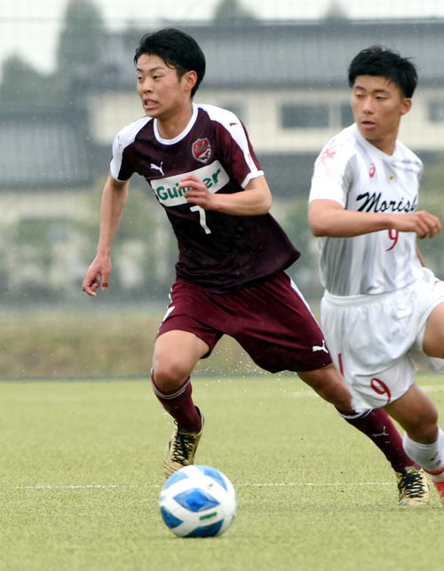 尚志対盛岡商　尚志で2年時から主力を担うMF新谷（左）