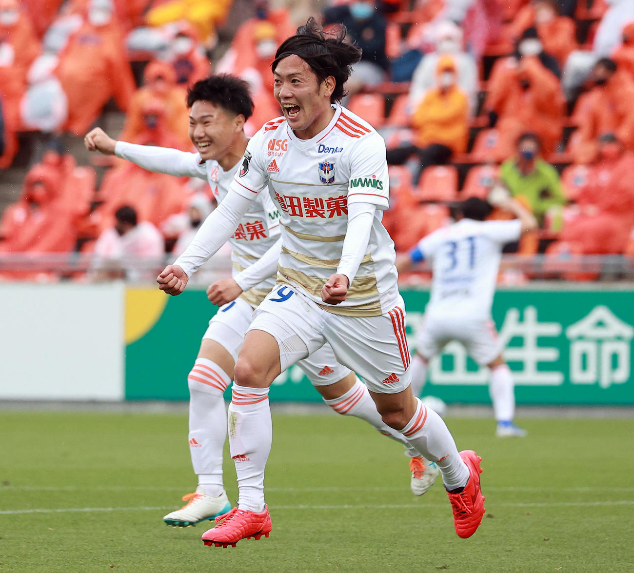 21年5月5日、大宮対新潟　後半、勝ち越しゴールを決め、雄たけびを上げて喜ぶ新潟星