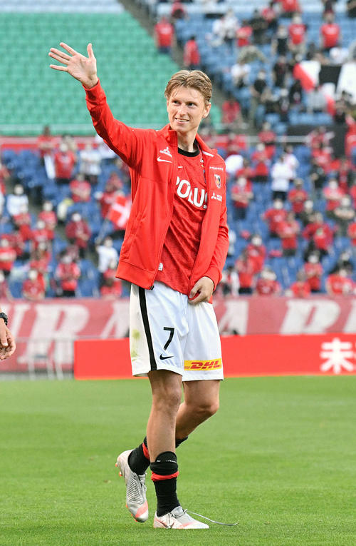 浦和対仙台　試合後、サポーターに手を振る浦和キャスパー・ユンカー（2021年5月9日撮影）