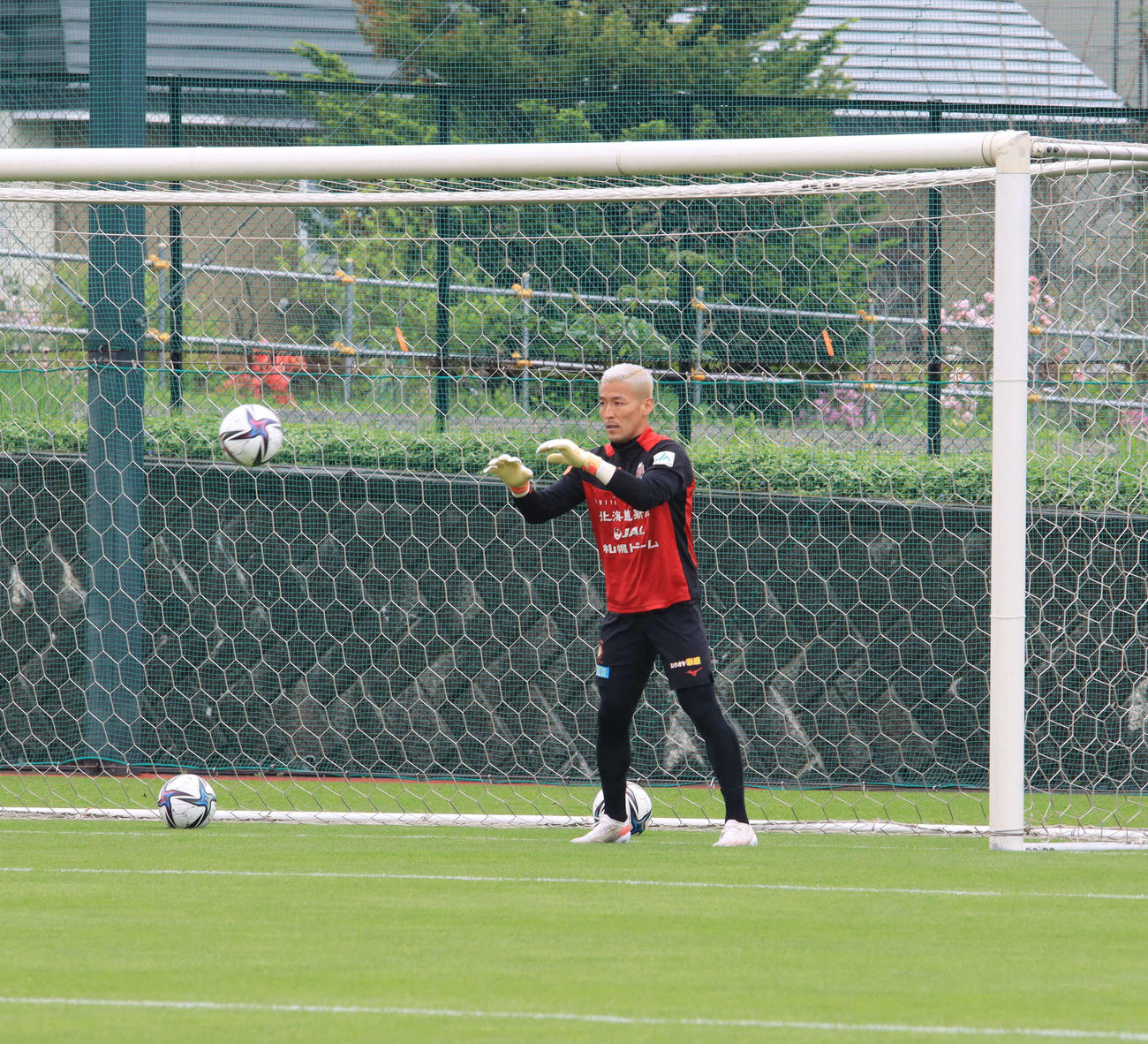 28日、柏戦前日練習に参加する札幌GK菅野（撮影・保坂果那）