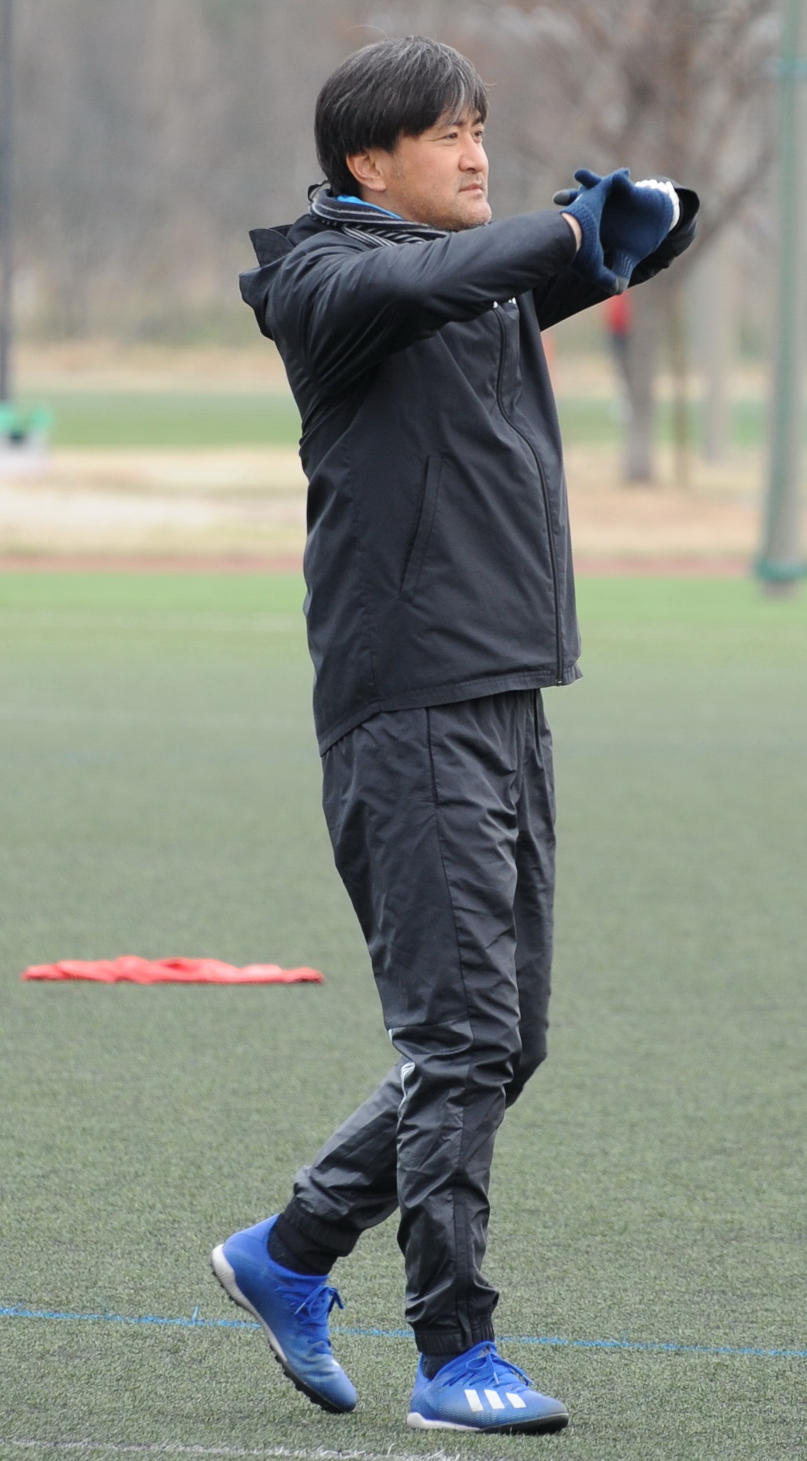 優しい表情で選手を指導する井手口コーチ