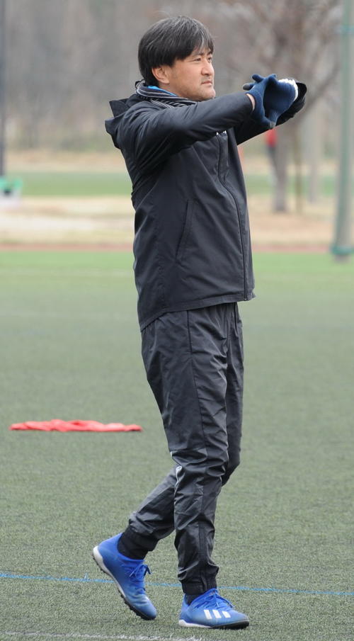 優しい表情で選手を指導する井手口コーチ