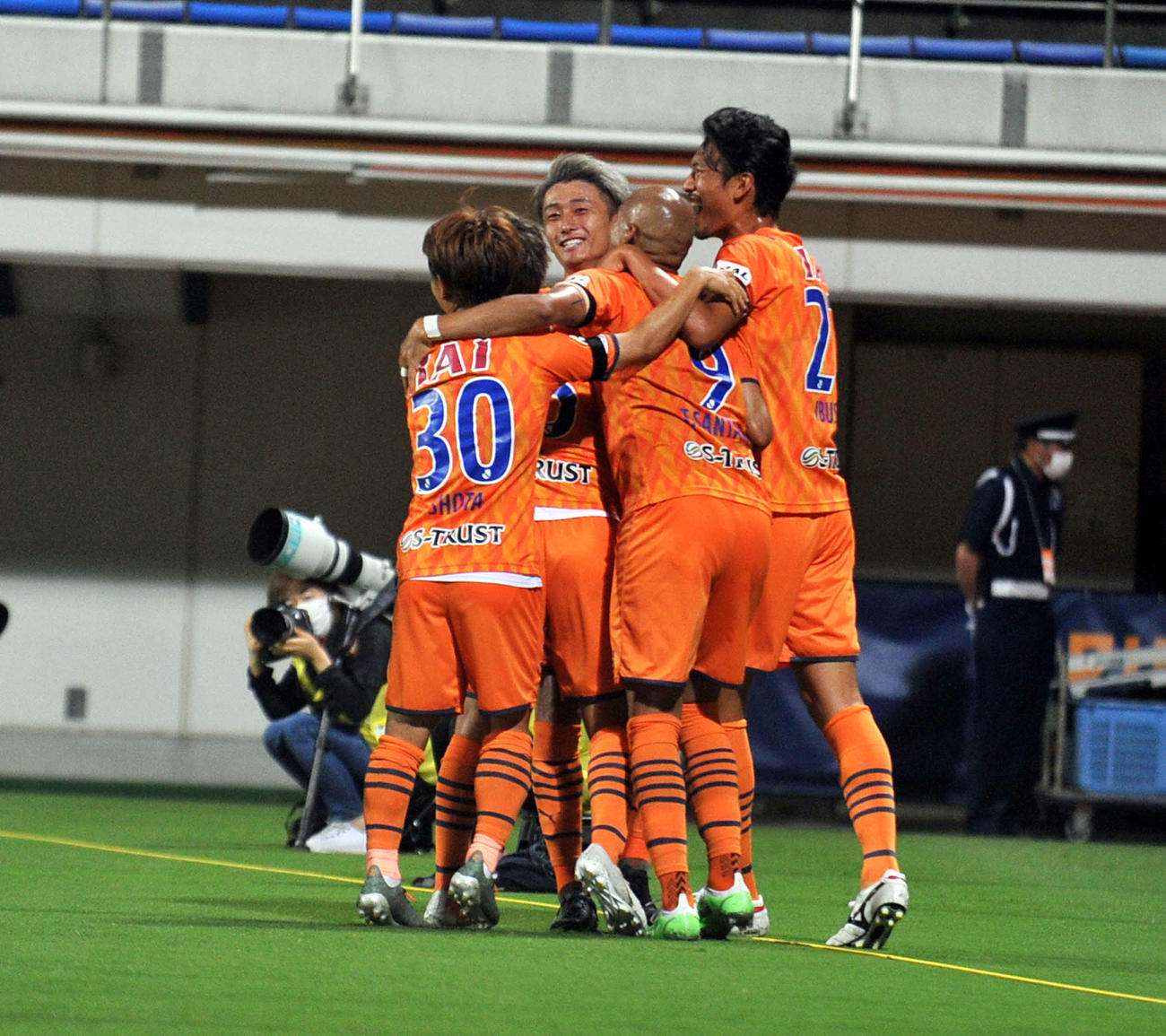 天皇杯2回戦、清水対福山シティ　決勝ゴールを決めて仲間に祝福される清水DF原（中央奥）（2021年6月9日撮影）