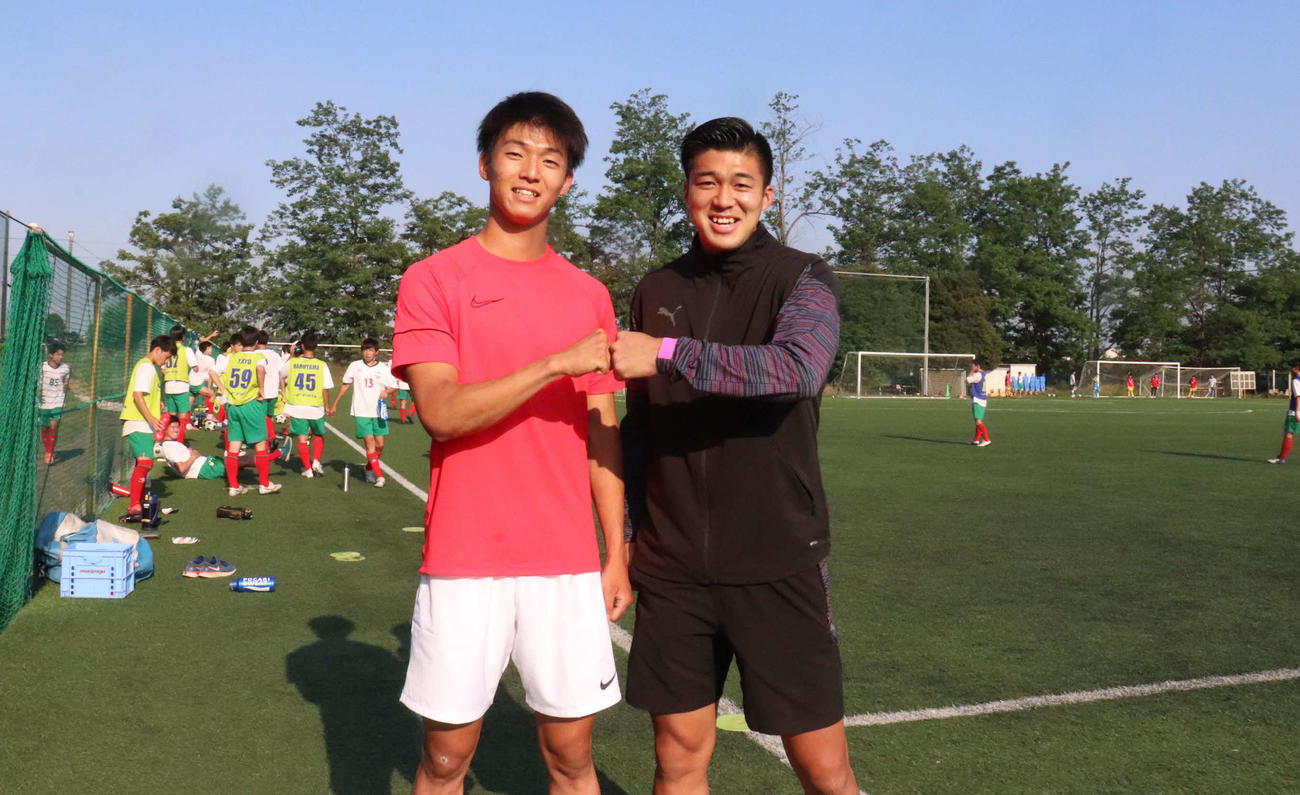 母校の正智深谷高に教育実習で戻り、サッカー部の練習に顔を出す鳥栖内定の立正大DF孫（左）と国士舘大FW梶谷
