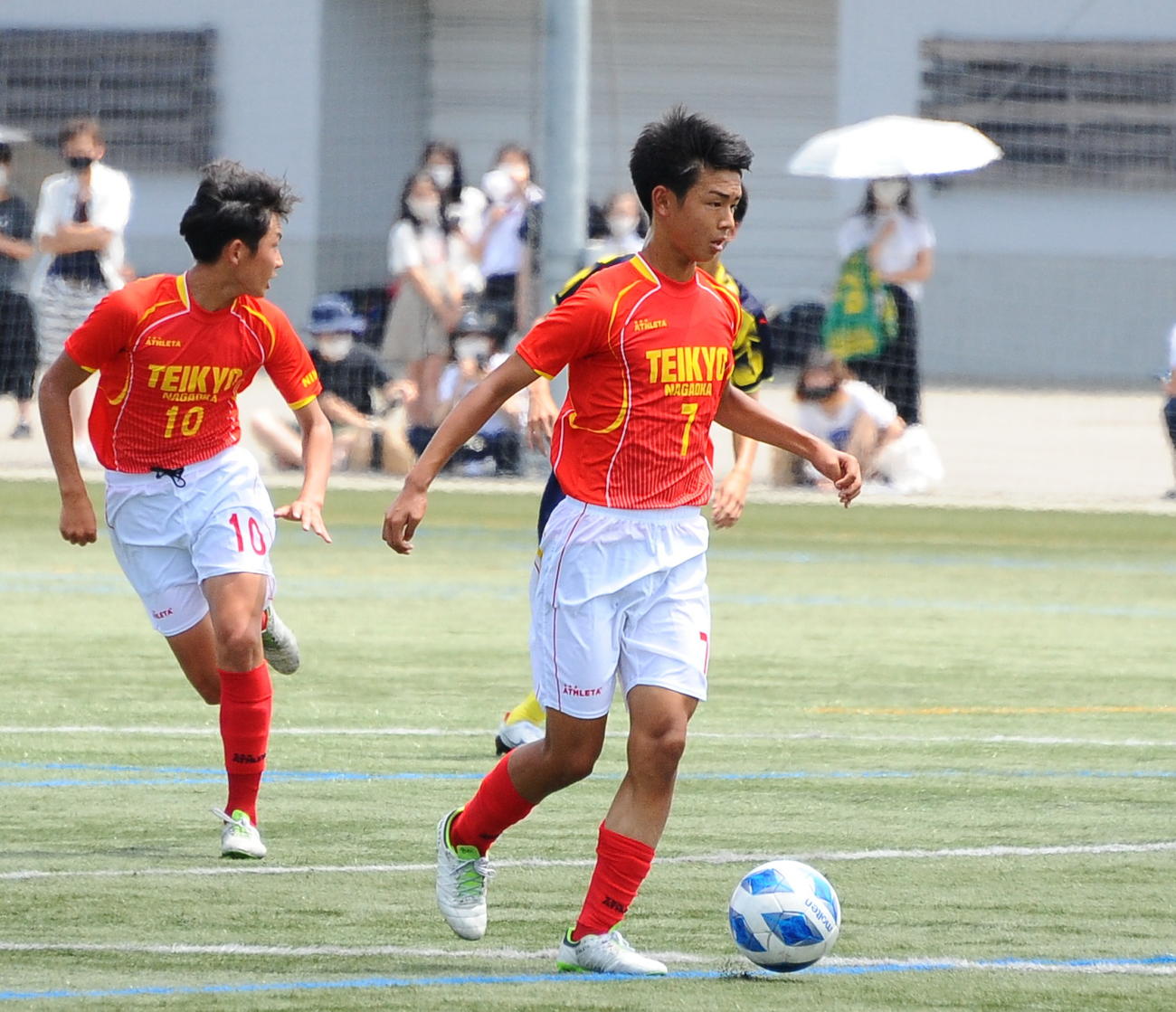 帝京長岡で1年時から主力を担うMF広井（中央）がゲームメークする