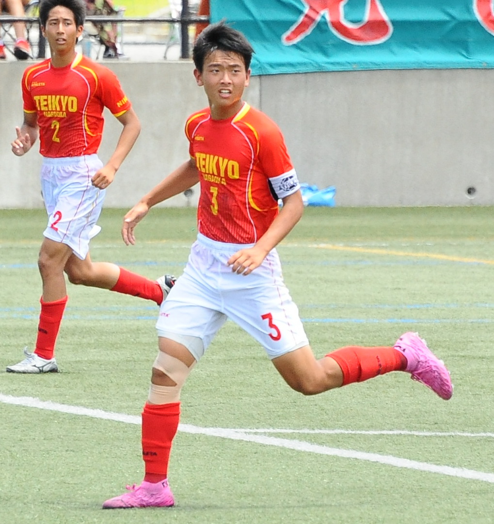 前年度の全国選手権ではDFとして全試合に出場したが、最近はFWで起用される三宅（右）