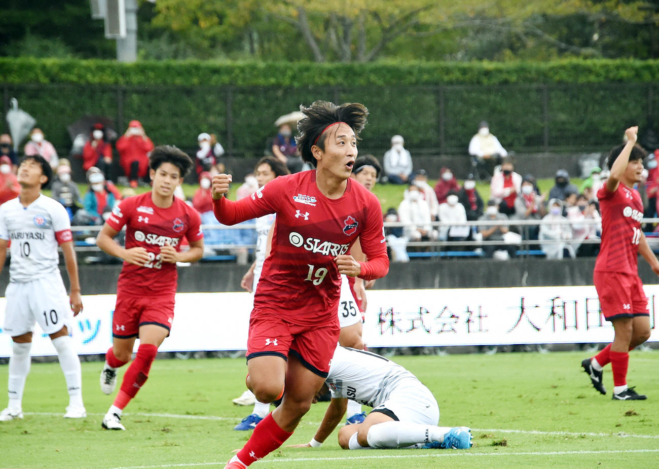 5日のFCマルヤス岡崎戦で先制ゴールを決めてガッツポーズするいわきFC・MF岩渕弘人